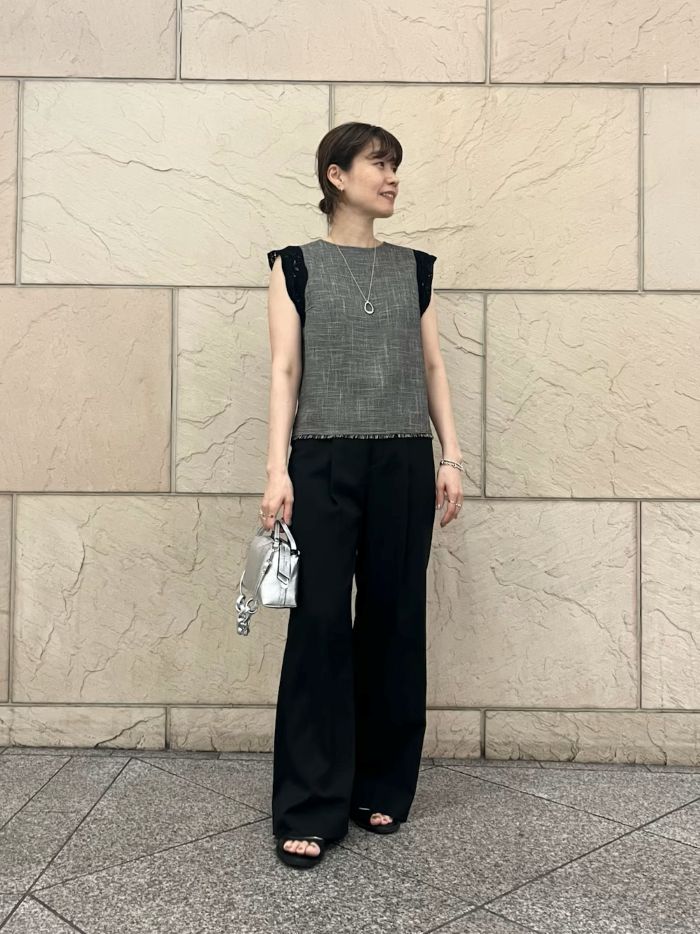 袖のレースがさりげなく女性らしくしてくれるトップス！
シンプルなパンツとの合わせで、甘さ控えめな雰囲気になります◎
スカートやデニムコーデと組み合わせを楽しめそうです。

着心地も裏地はドライタッチでサラッとしていていました！ホームケア可能です◎
