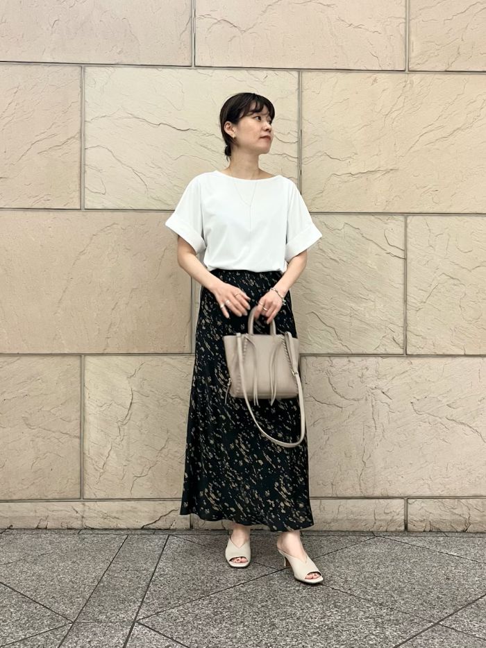 大人のトップスはブラウスのように綺麗に着ていただけるカットソー。
さらさらな生地が気持ちよく、色違い買いもおすすめ。
程よいあきの首周りや、ロールアップされた腕周りがいつものTシャツより、一段と綺麗に見える気がします◎
