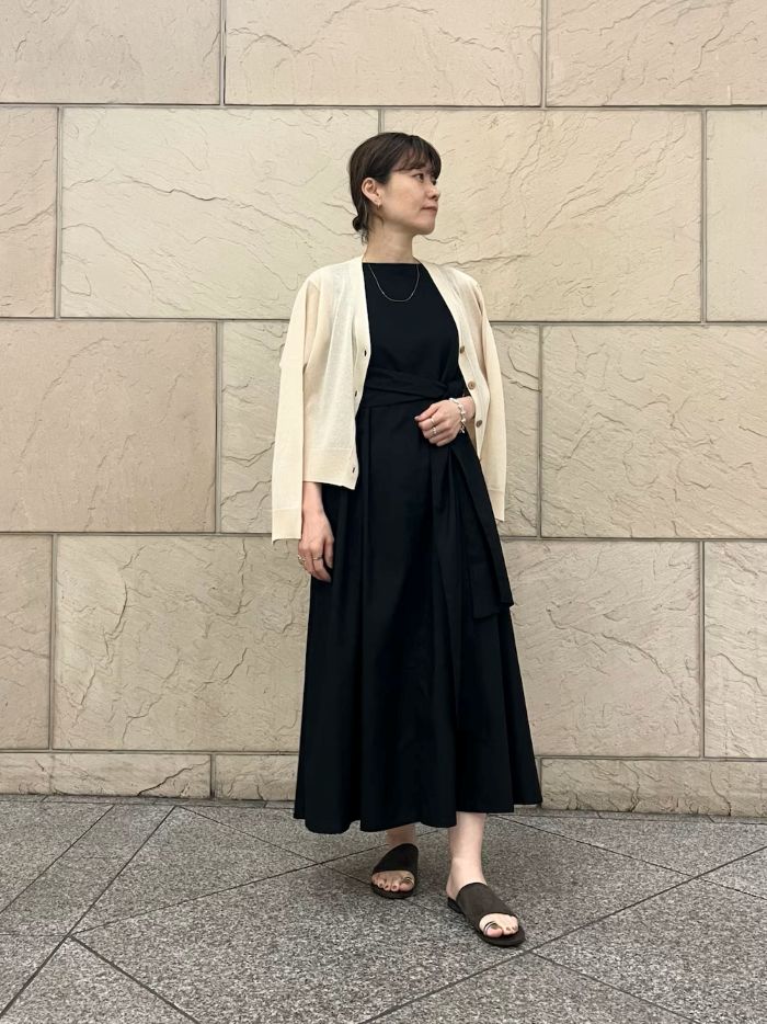 毎年ご好評のリネン混リボンドレスを着てみました〜♪
リネンが強過ぎない少し張りのある生地で、綺麗めな雰囲気が可愛いです！

ゆるりと前で結んで、
ウエストギュっとメリハリ出して、
後ろでさりげなく結んで、、◎