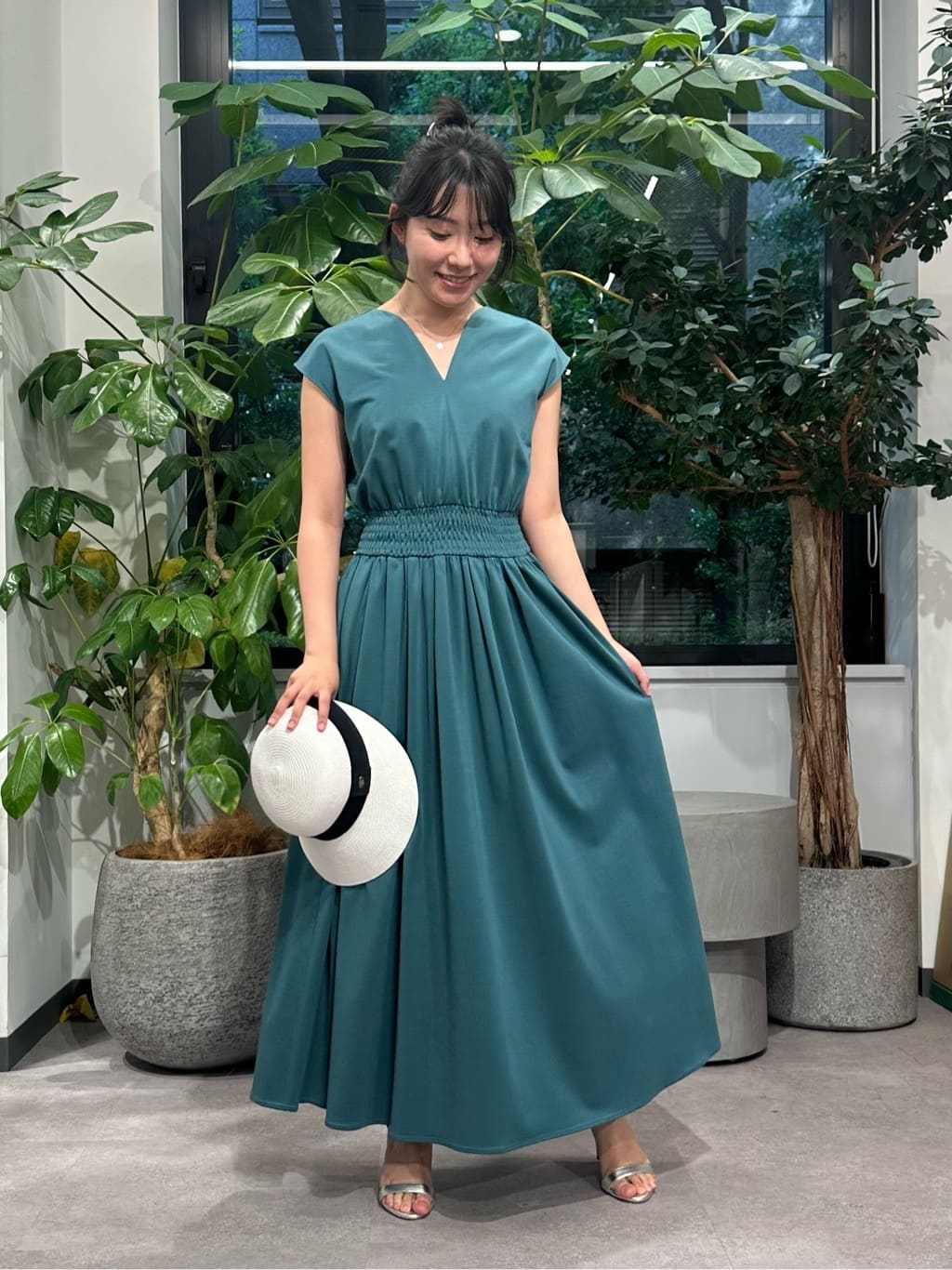 
【コンパクトポンチフレアワンピース】

普段サイズ:38 / 着用サイズ:38

ウエスト切り替えがシャーリングになっていて、スタイルアップ効果のあるワンピースです👗
バックスタイルはカシュクールデザインになっています！