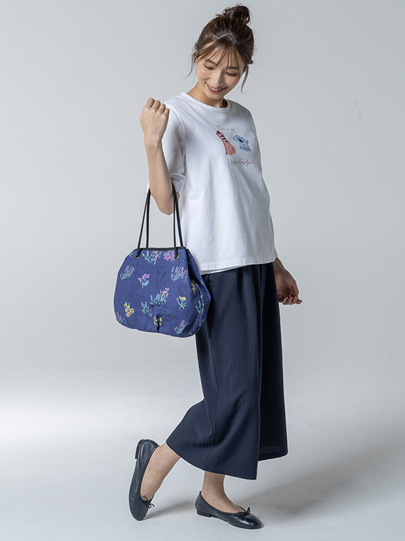 「Non no's wardrobe」をテーマに、ワンピースとセーラーシャツをアップリケで表現。
トリコロールボタンを添えた立体感のあるデザインが、NON NONらしい遊び心を演出します。
モデル身長166㎝