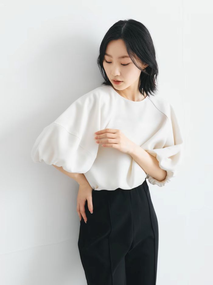 立体的なバルーンスリーブブラウスと、美脚シルエットのフレアパンツ。
優れたストレッチ性と接触冷感・防シワなどの機能を備え、快適な着心地と上品なきちんと感を両立◎