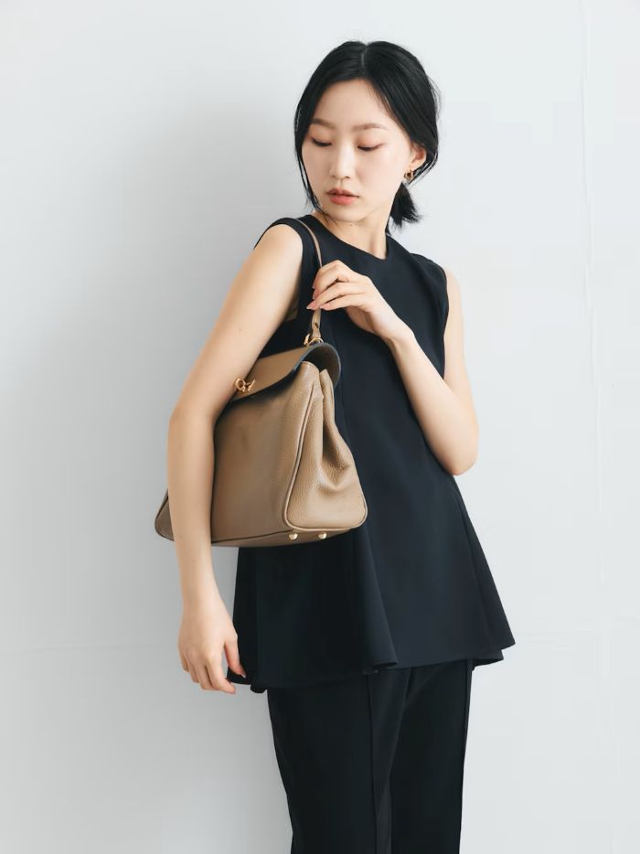 すっきりとしたノースリーブにフレアシルエットを組み合わせた上品なブラウス。
接触冷感・吸水速乾・防シワなど機能性も充実し、体型をさりげなくカバー◎
パンツと好相性で、セットアップスタイルも楽しめる一着です！