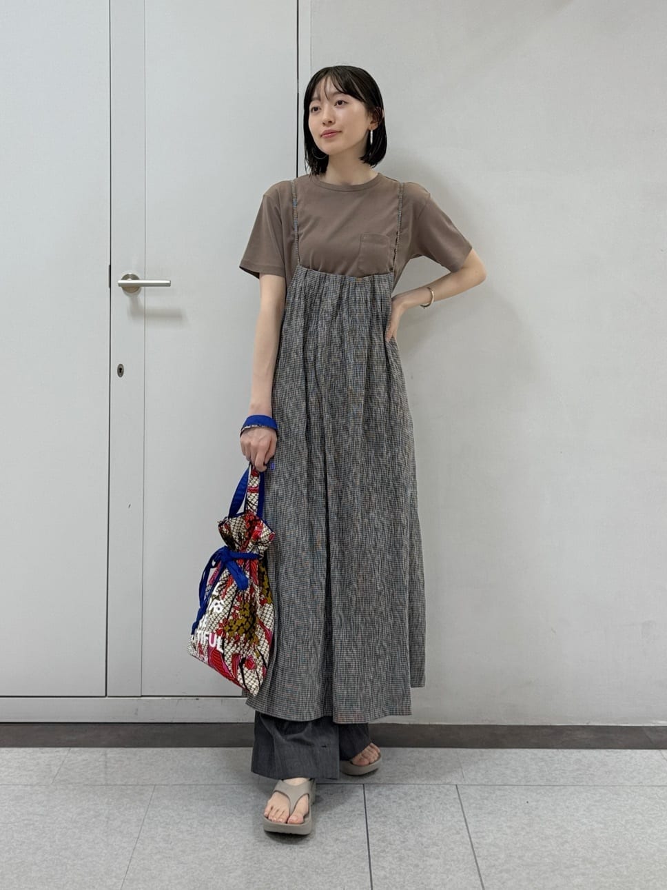 【　コンパクトポケットTシャツ　】
普段サイズ：M　/　着用サイズ：M
さらっとしたドライタッチの肌触りが心地よく、接触冷感素材で暑い日も快適に過ごせます。程よくコンパクトなサイズ感ですっきり見えし、一枚ではもちろんインナーとしても着ぶくれしにくい印象です。吸水速乾機能も備えているため、汗ばむ季節にも快適な着心地が続きます。

【　高島ちぢみチェックキャミワンピース　】
普段サイズ：M　/　着用サイズ：M
Aラインに広がるシルエットが身体のラインを自然にカバーしてくれます。肩紐は長さ調節ができるので、お好みのバランスで着られるのも嬉しいポイント。シンプルなTシャツやタンクトップを合わせるだけで、季節感のある爽やかなコーディネートを楽しめる一着です。

【　ライトオンス反応染デニムリラックスパンツ　】
普段サイズ：M　/　着用サイズ：M
ワイドシルエットながら落ち感があり、広がりすぎません。カジュアルなTシャツはもちろん、フェミニンなブラウスを合わせてもバランス良く決まり、さまざまなスタイリングを楽しめます。色落ちしにくい素材なのでデイリー使いしやすく、シーズンを通して活躍してくれるスタッフリアルバイの一本です。

【　アフリカンファブリック　リバーシブルアルファバッグ　】
普段サイズ：M　/　着用サイズ：M
コーディネートのアクセントになる、CLOUDYコラボの2WAYバッグです。 
とても軽く、A4サイズもしっかり入る収納力で普段使いしやすい印象でした。トートバッグとしてはもちろん、紐を結んで巾着バッグとしても使えるので、その日のスタイリングに合わせて雰囲気を変えて楽しめます。
デザイン性だけでなく、CLOUDYの社会貢献への想いが詰まった特別なアイテムとして、日常に取り入れたくなるバッグです。