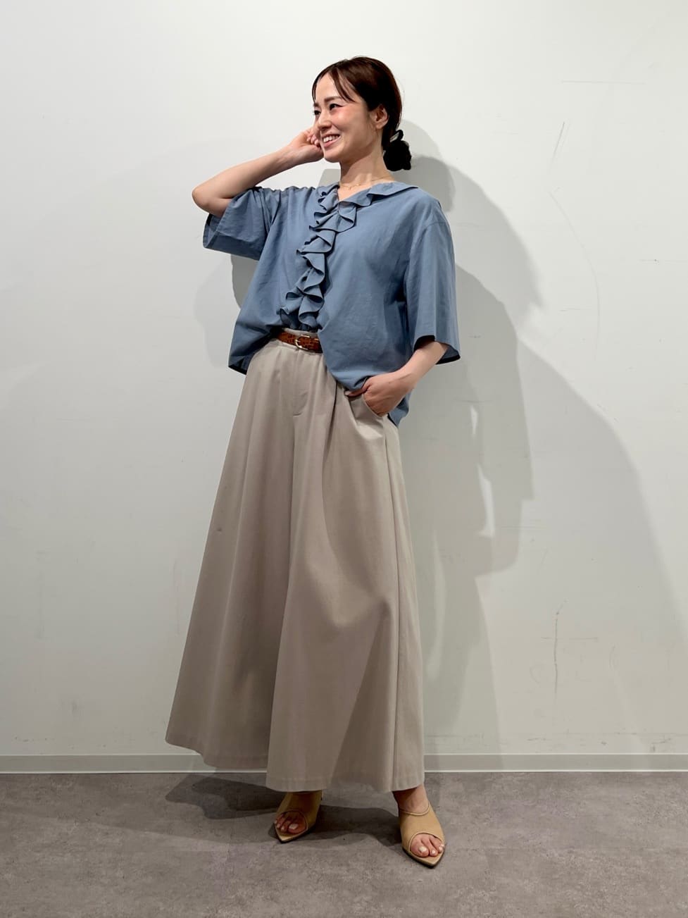  【　コットンスラブローンフリルブラウス　】
普段サイズ：M　/　着用サイズ：M(ワンサイズ)
軽くて柔らかい、優しい肌触りのブラウスです。上品な雰囲気があり、オンオフ兼用として活躍してくれそう◎
ゆとりがあるサイズ感でコットン素材なので、春～秋のロングシーズンに着やすいです。

 【　カットソーガウチョパンツ　】
普段サイズ：S、M　/　着用サイズ：サンプル着用
※サンプルは製品のMサイズに着丈のみ約+4㎝したサイズ感です。
滑らかで、カットソーながら落ち感があり、上品な雰囲気を演出してくれるパンツです。肌離れするガウチョシルエットや、薄すぎずこの時期の適度な肉感がある素材は、裏地なしでも透け感が気にならず安心して着用できました。
ウエストはいつものMサイズよりやや大きく感じましたが、内側のドロストで調整可能です◎素材もサイズ感もリラックスできるイージーパンツです。
