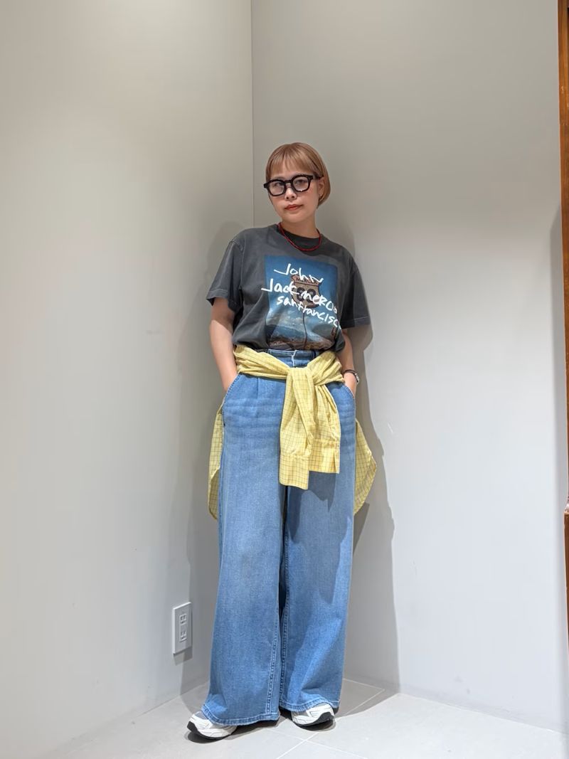 インラインのTシャツに、J.J.Mercerオリジナルのプリントを載せた別注アイテム。
どこか懐かしさを感じさせるロードサイドのフォトプリントに、手書き風のグラフィックを大胆に重ねた遊び心溢れる一着です。