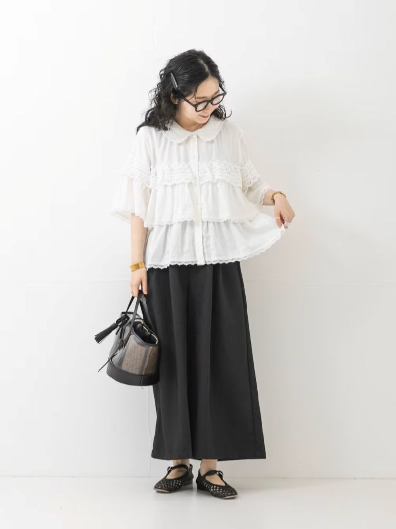 ・ワイドパンツ
ポリエステル素材で、ややハリ感がありながらも軽やかな着心地です。
シワになりにくく、きれいなシルエットをキープできます。

私の身長でくるぶしが見える着丈です。
ワイドなシルエットと、すっきりとした足元のバランスが絶妙で、重たく見えません。