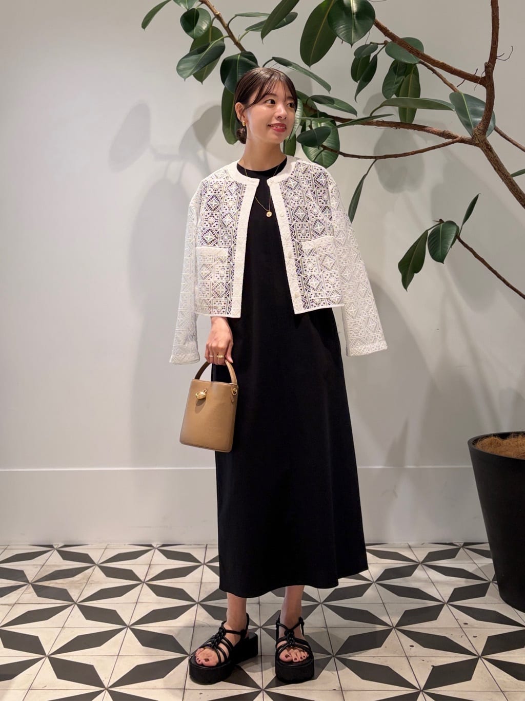 身長165㎝　〈Ballsey〉スムースポンチ ラウンドスリーブワンピース
ジャージー素材ならではのリラクシーな着心地ながら、ちょっとしたお出かけシーンにも活躍してくれる上品なアイテム。
ふんわりとした立体的なスリーブデザインがポイントです。

レースのジャケットをさらりと肩掛けし、エレガントなモノトーンスタイルにしました。
