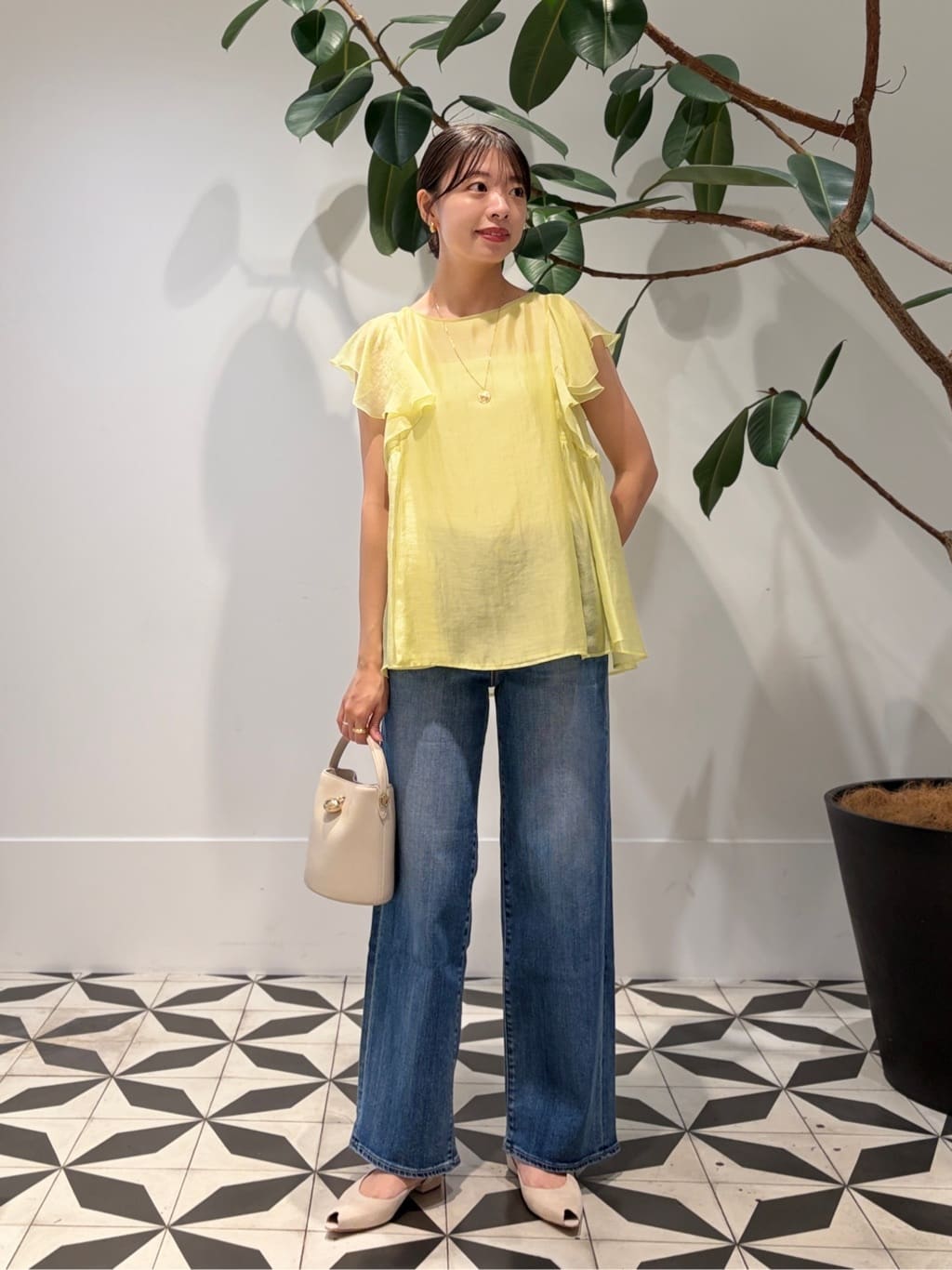 身長165㎝　柔らかく上品な光沢感が特徴の〈Ballsey〉オーガンジーブラウス。
ほど良い透け感なので一枚でも安心して着用いただけます。

〈RED CARD〉のワイドデニムを合わせ、甘めのカジュアルスタイルに仕上げました。
