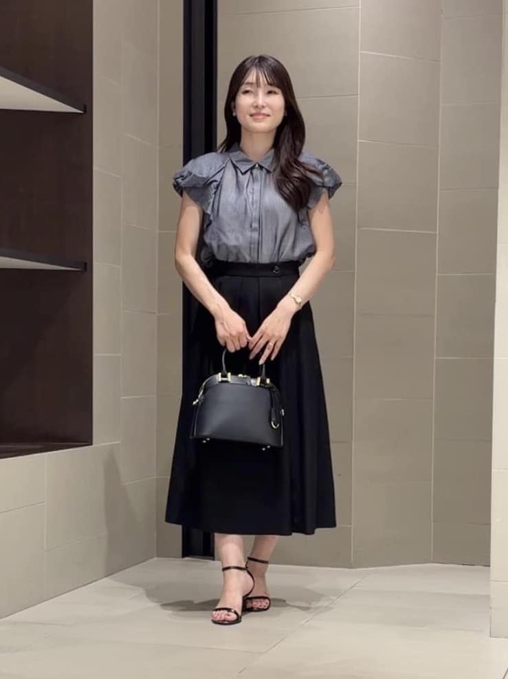 華やかなデザインブラウス。
肩まわりをふんわりと包み込み、気になる二の腕も自然にカバーしてくれます。
比翼仕立てのフロントが甘さを程よく抑え、
きれいめからカジュアルまで幅広いスタイリングに活躍。
パンツ合わせで洗練された印象に、
スカート合わせでフェミニンな着こなしも楽しめる一枚です。

リネンライクな風合いが魅力のフレアスカート。
軽やかなポリエステル素材でシワになりにくく、
紫外線防止機能付きで夏のお出かけにも安心。上品なシルエットで幅広いスタイリングに活躍します。

スタッフ：157cm
トップス着用サイズ：38
ボトムス着用サイズ：36
