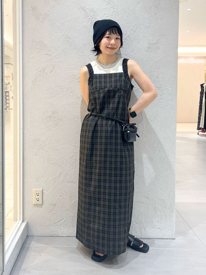 ○ビスチェデザインペンシルワンピース
ビスチェデザインが華やかなワンピースです。シックなカラーは夏から冬にかけてまで長く愛用できますよ！今は夏なので爽やかなカラーインナーとサンダルで合わせました。