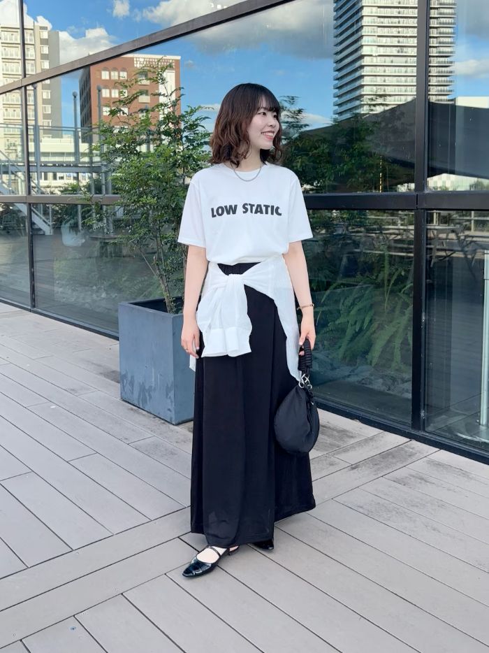 シャツを腰に巻いてコーデのアクセントに！！！
日焼け対策として、持ち運びにも便利なシャツです！