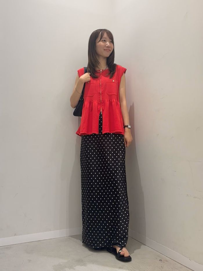 赤×ドットの組み合わせが可愛い！！
トップスは腰周りカバーもしてくれるデザインになってるので安心です。