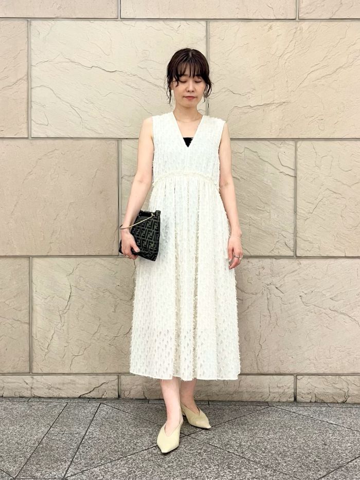 大人なサマーホリデーを意識した
ROSSOらしさ全開コーデ！
女子会やデートや旅行夏のたくさんのご予定に合わせて、着ていきたいワンピース♪

後ろのリボン2カ所でウエストの締まり具合を調節出来ます！
ラメが入った素材感なども素敵です◎