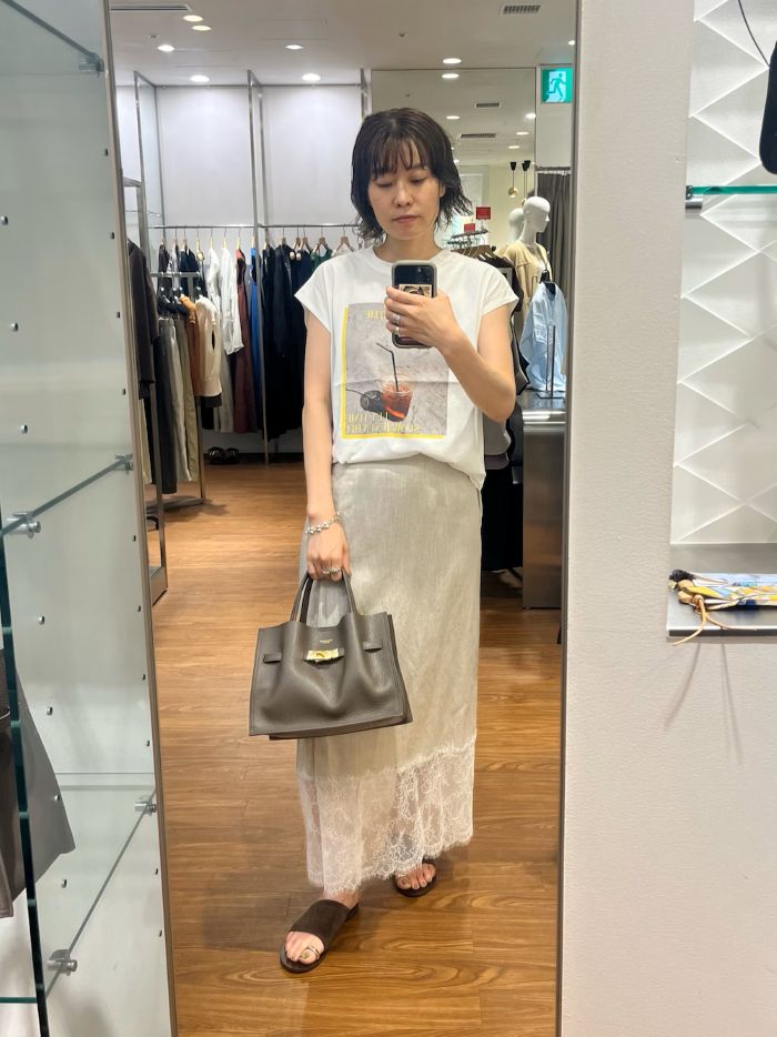 【トップス】
可愛いロゴのカットソー！フォトが可愛いです！
しっかりしたコットン生地で、
腕の出具合も一枚着しやすい長さです◎

【スカート】
Tシャツの出番が増える夏本番におすすめのスカートです。
シンプルTから綺麗めブラウスまで色々合わせて頂けます！
足首のレースの透け感がポイントです♪