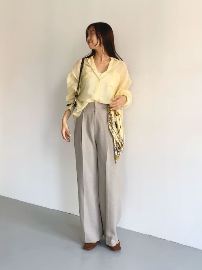 〈シャツ〉
ROSSOの新作シアーシャツ
程よい透け感ありで
隠れてるのに程よい透け感で色気がある
羽織として使うのももちろん良いですが
こんな感じでブラウスとして着るのもおすすめ！
冷房避けにも良さそうです◎
