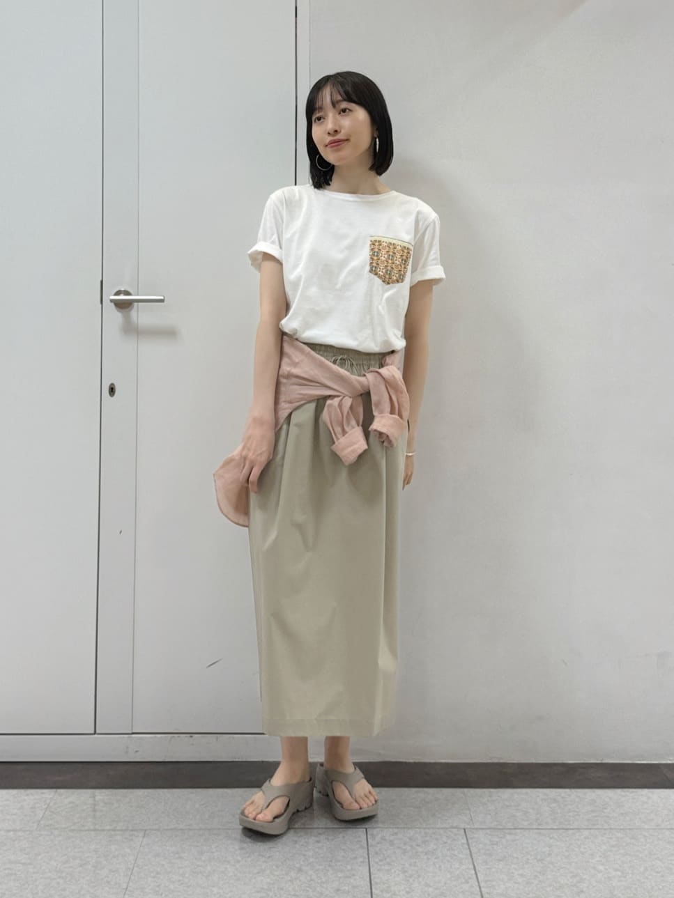 【　《CLOUDYコラボ》アフリカンモチーフポケットTシャツ　】
普段サイズ：M　/　着用サイズ：M
胸元のスカーフが目を惹く、いつものTシャツスタイルを新鮮に見せてくれる一枚です。 
シンプルなボトム合わせでも自然と着映えするデザイン。
デニムやワイドパンツと合わせて、夏らしいカジュアルスタイルを楽しみたい方にオススメです。

【　コットンポリウェザーストレッチドロストスカート　】
普段サイズ：M　/　着用サイズ：M
軽やかな涼しい素材感に加え、撥水機能も備えているため、デイリーにはもちろん旅行やアウトドアシーンにも活躍します。
ウエストゴムで締め付け感がなく、動きやすいのにシルエットはすっきりです。程よいハリのある素材が身体のラインを拾いすぎず、きれいな印象で着用できました。