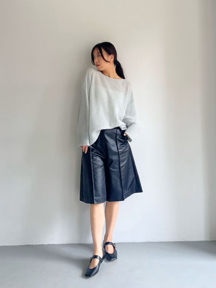 〈ニット〉
ROSSOのシアーニット
ザクザクのメッシュ編みにスパンコールが散りばめられた
もこもこニットです。
程よい肌見せ具合が色っぽくて
少年のようなハーフパンツと合わせて着たくなります。