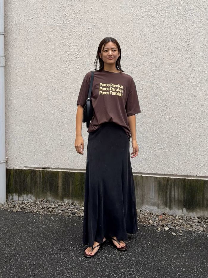 透け感のあるシアーな素材が旬な、大人のためのプリントカラーTシャツ。
ゆとりのあるサイズ感ですが、柔らかな生地なのでボトムスにインしても腰周りがごわつきません。肘にかかる長めの袖丈が、気になる二の腕をスマートにカバーしてくれるのも嬉しいポイント。
