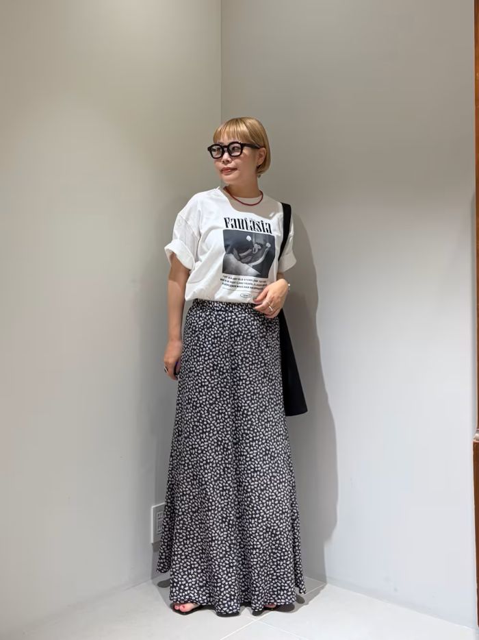 
ミッキーTは何枚でも欲しくなります。
花柄のスカート合わせでガーリーに。