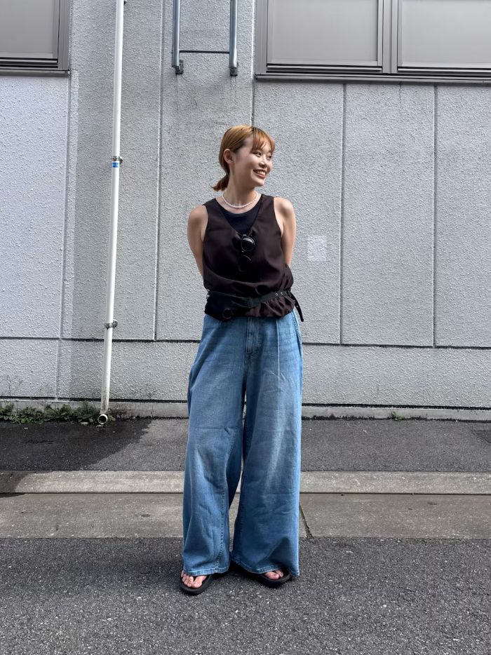 暑い日にとっておきのコーディネート
デニムは綿麻なので涼しく、ストレッチ性もあるのでストレスフリーで着ていただけます。