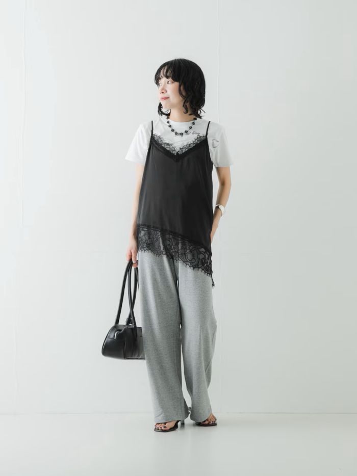 カジュアルなTシャツ、スウェットパンツもレースのキャミソールを重ねるだけでワンランクアップ。

夏はシンプルになりがちなので、レイヤードアイテムがあると便利です。