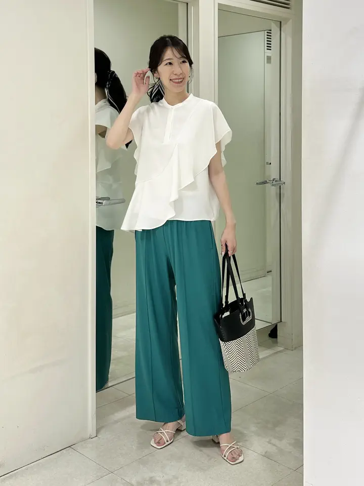コーディネート身長 170cm

【ICB×インフルエンサーコラボ】

一枚で着映えが叶う
アシンメトリーのラッフルデザインで、
夏のコーデをグッと華やかに見せてくれますよ^_^

夏に嬉しい吸水速乾・UVカットの機能付き！
ご自宅でお洗濯ができるのも嬉しいポイント◎
お出かけや通勤で活躍間違いなしのアイテムです♩

今回はエメラルドのパンツと合わせて
夏らしいコーデにまとめました！


スタッフ着用サイズ
■ブラウス【4/Mサイズ相当】9号
■パンツ【S/Mサイズ相当】