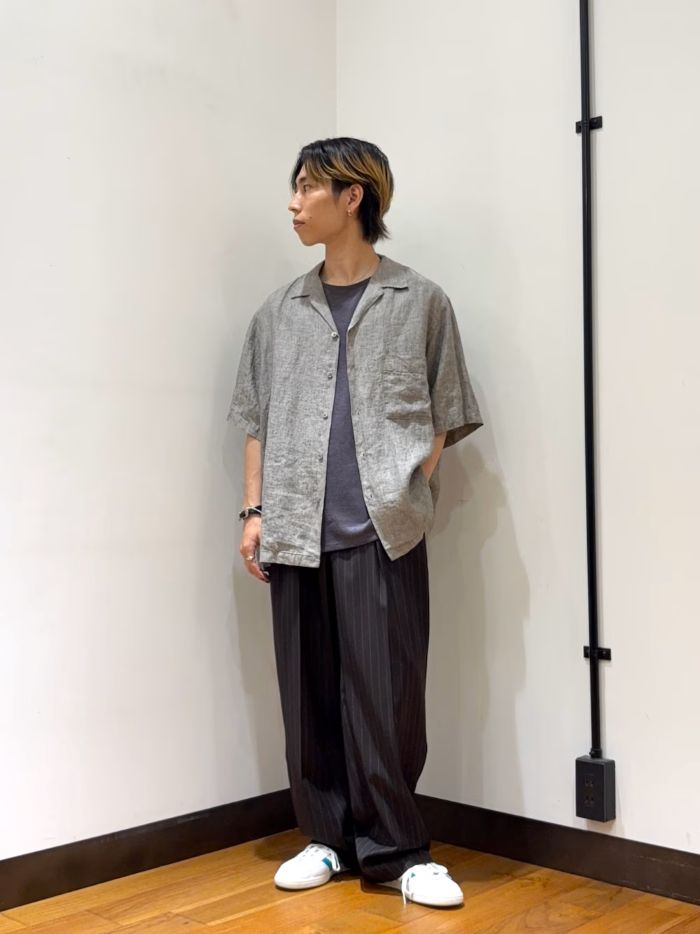 シャンブレーのシャツ、リネンのTシャツ、ウールポリエステルのスラックスで作る夏の異素材コーデです。
暖かみのある色合いでまとめて、キレイめかつ抜け感を意識してコーデを組むだけで素材が違っても統一が出ます。
