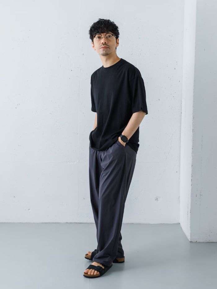柔らかベーシックTシャツにパンツはさらにさらにやわらかくて軽い機能性パンツでリラックスでスマートなスタイル。
パンツは程よいゆとりのあるサイズ感でLサイズで少しだけ動きのあるワイド感です。
とにかく軽くてひんやりとした着心地も最高です。