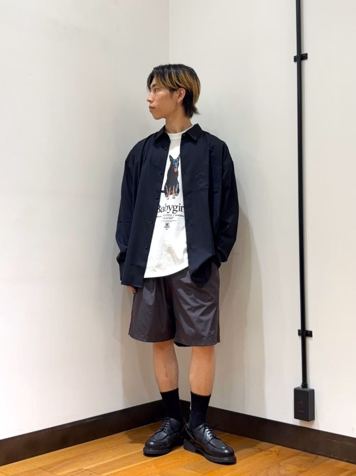 シャツはウォッシャブルのウールシャツです。ゆったりとしたサイズ感で厚すぎない生地感なので寒い室内などで羽織としても使えたり、たすき掛けなどでアレンジすることもできます。