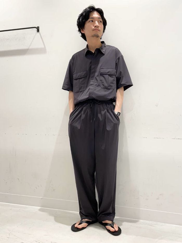 とにかく軽くて涼しい素材。
一度手に取っていただきたいです。本当に気持ちが良い肌あたり。
昨日梅雨が明けたようにカラッと晴れたので、そんな時にこそ着て頂きたいんです。。