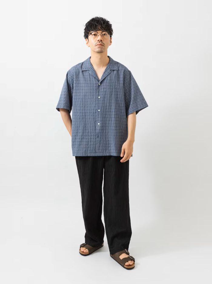 細かなチェックに細かなシワ感がお洒落なシャツにパンツも細かなシワ感で素材で統一感を出しました。

カラーは明るめのネイビーのチェック柄で爽やかにパンツはブラックでシックにまとめました。
パンツはシャリ感あるので重たく見えません。