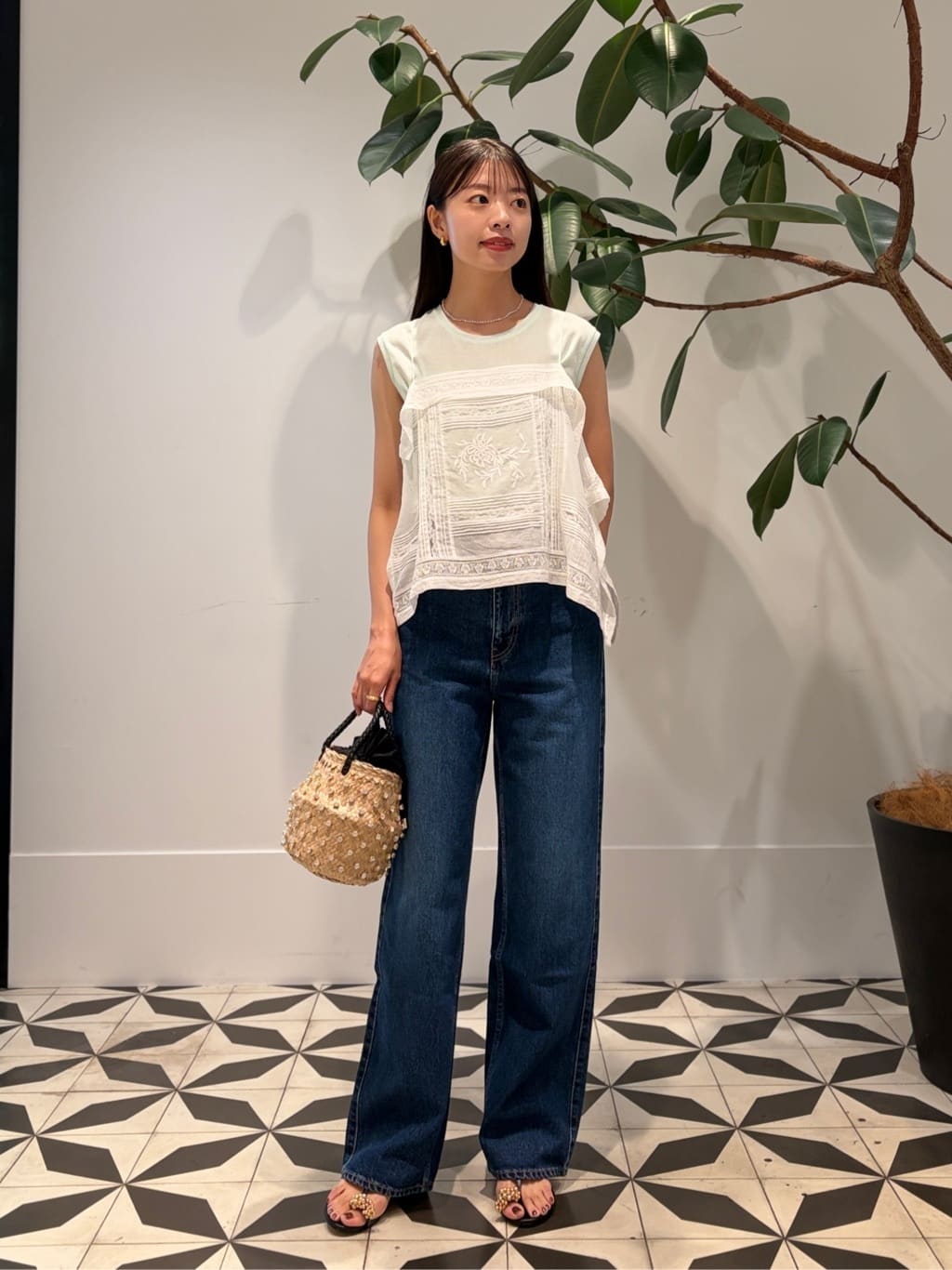 身長165㎝　〈MACPHEE〉ビンテージローン キャミソールブラウスは、コーディネートの幅を広げてくれる上質な一着。
左右非対称にし、きちっと収まり過ぎない遊び心のあるシルエットに仕上がっています。

定番のデニムスタイルも、抜け感のある着こなしに。
夏の気分高まる、キラキラとした小物合わせで、華やかさをプラスしました。