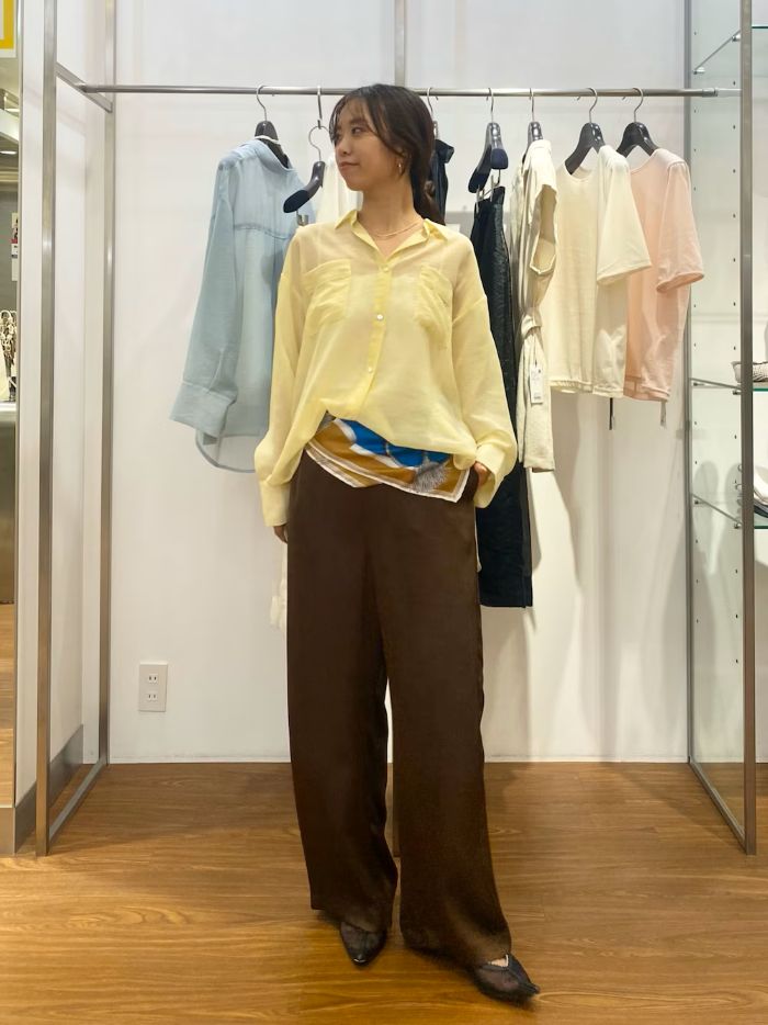 〈トップス〉
ROSSOの新作シアーシャツ
程よい透け感ありで
隠れてるのに程よい透け感で色気がある
羽織として使うのももちろん良いですが
こんな感じでブラウスとして着るのもおすすめ！
冷房避けにも良さそうです☺︎

〈パンツ〉
ROSSOのサテンパンツ
さらっと薄手のパンツで
秋色ですがちゃんと夏に使える！
ウエストゴム＋紐もついてるので
サイズ調整しやすくて◎