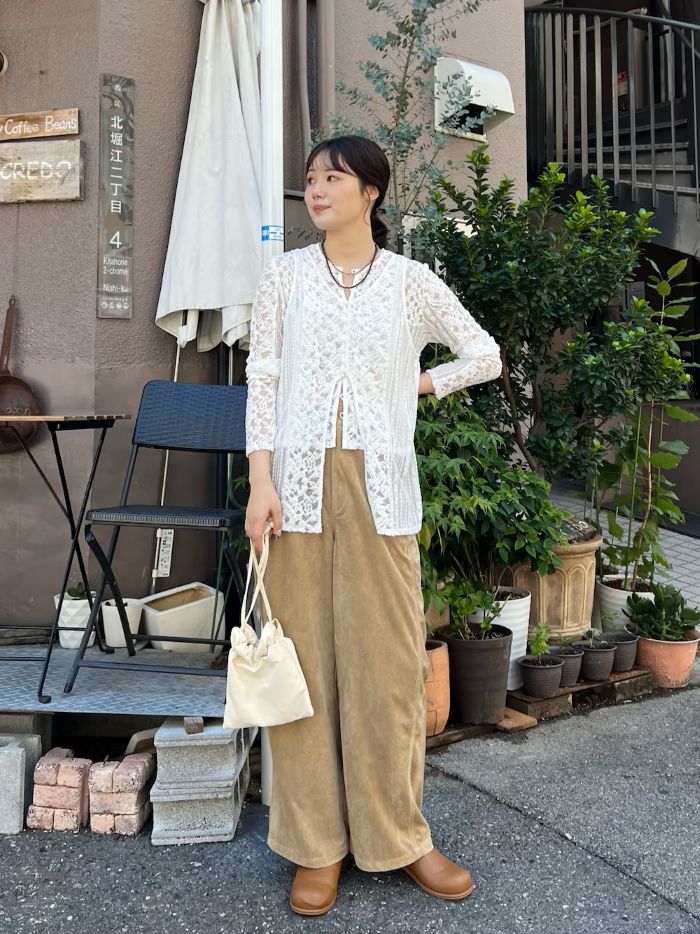 一枚で着映えするレースブラウス。
スエードパンツを合わせて、リラックス感のある大人カジュアルに。見た目も着心地も軽やかで、今の時期にぴったりのコーデです◎