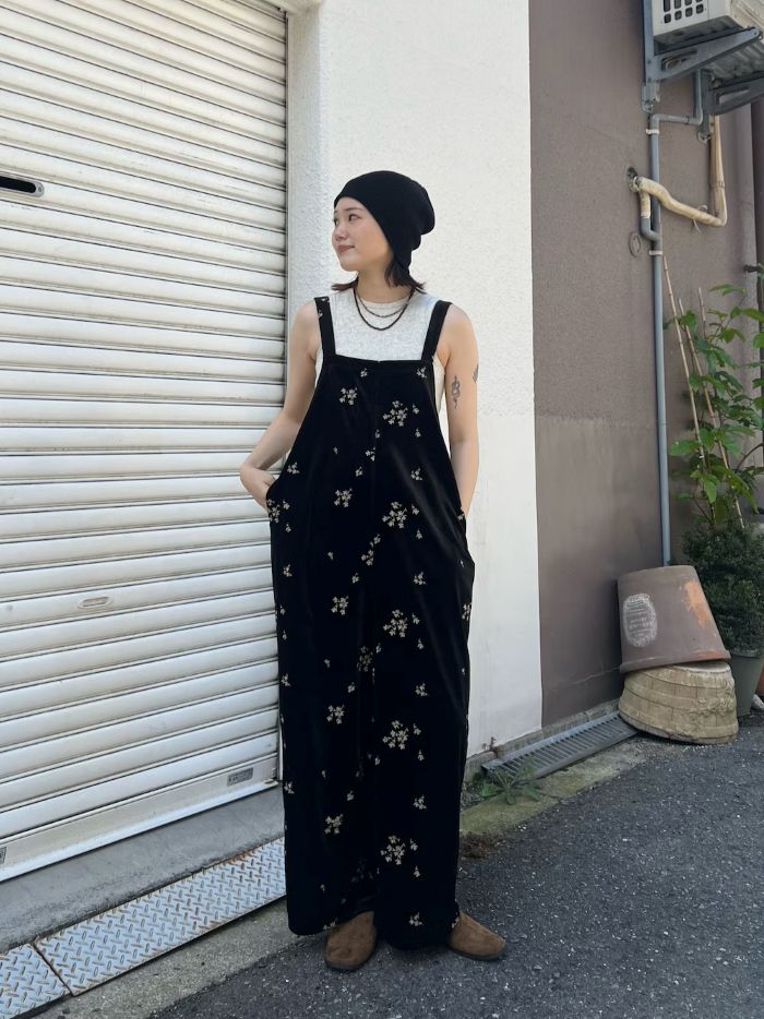 繊細な刺繍が目を惹くオールインワン。
ゆったりとしたシルエットで、暑い日もストレスフリーな着心地◎
インナー次第で雰囲気が変わるので、ロゴTやタンクトップ合わせもおすすめです！