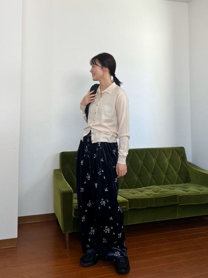 小花柄パンツを主役に、シンプルなシャツで抜け感をプラス。
今から秋まで長く楽しめるスタイリングです。