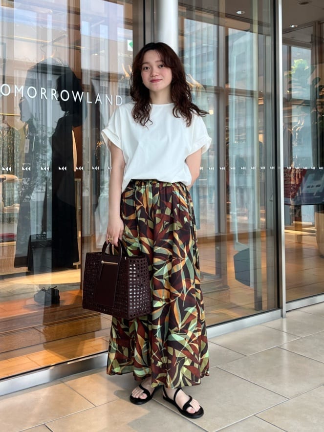 身長156㎝　〈Ballsey〉スムースポンチ コンビプルオーバーはシワになりにくく、ご家庭での手洗いが可能で扱いやすいのもおすすめ。
後ろのデザインが丸みのあるシルエットのため前だけインするのも◎
柄スカートと合わせて華やかさをプラスしました。
サイズ・素材などの詳細については掲載アイテムをご覧ください。
