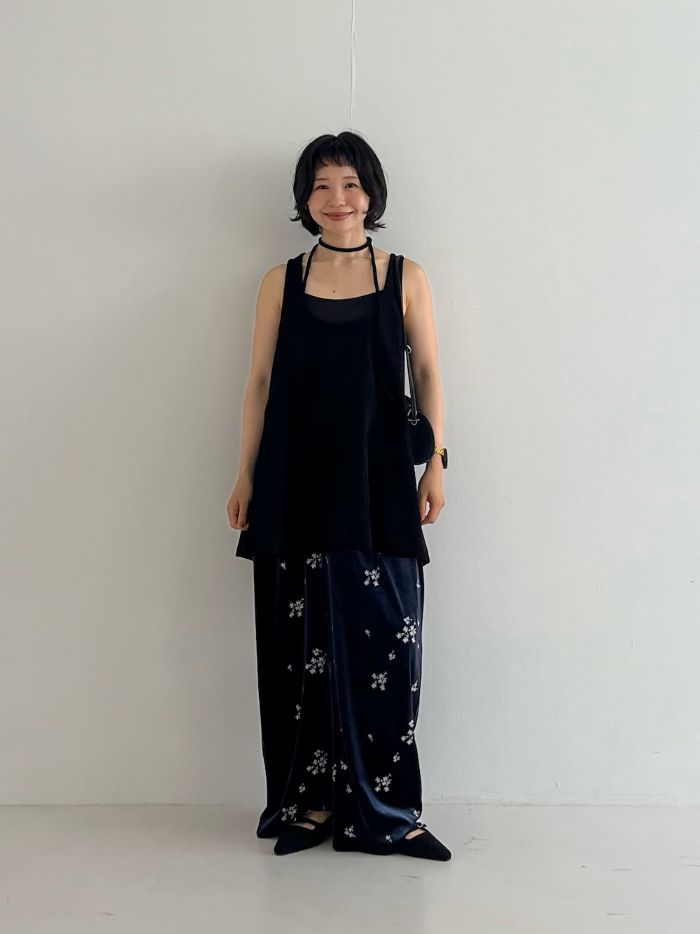 2WAYローフレアミニワンピース
前後2WAYです！首元スッキリ見せたい派のわたしは広く開いている方を前にしました。付属の紐を首にくるくるするとトレンド感もでます！
