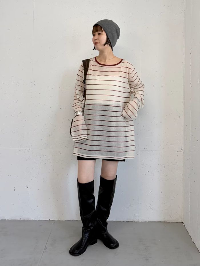 既に大人気な予感のボーダknit。

オーバーサイズなので、ショートパンツやロングスカートなど女性らしいアイテムとの合わせがおすすめです。