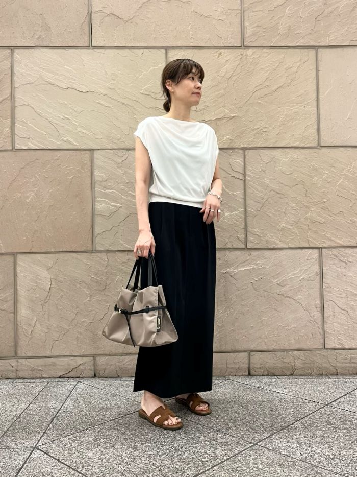 【トップス】
首周りのドレープがとても綺麗で、生地にはたっぷりの光沢あり。Tシャツ感覚の気心地なのに、きちんと感たっぷりです。
インしなくてもウエストが綺麗に見ました。

【スカート】
お尻やもものラインが目立たず、タック入りスカート。
夏にもおすすめな裏地なしで涼しく着れます。