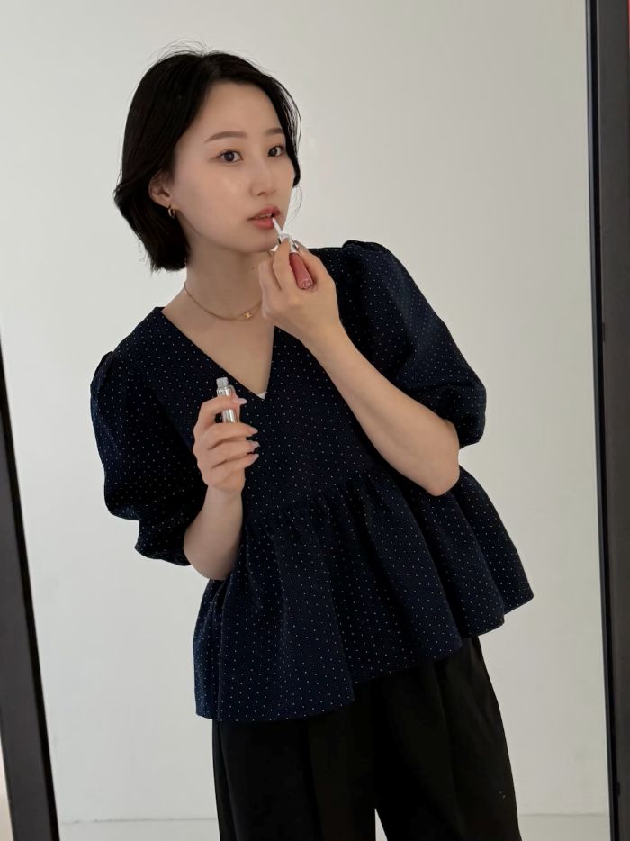 ドット柄を織りで表現したジャガード素材が上品なペプラムブラウス。
Vネックと立体的なシルエットが美しいラインを演出し、一枚で華やかに決まる洗練された一着◎
オン・オフ問わず幅広く活躍します！