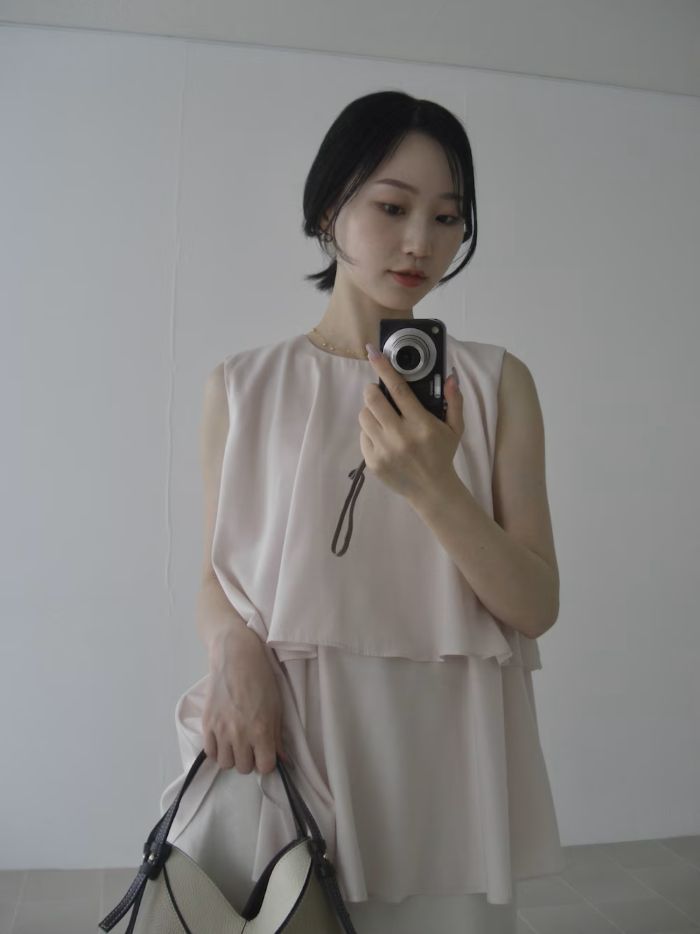 二段レイヤードのフレアデザインが美しいブラウス。
落ち感と上品な光沢のある素材が軽やかな揺れ感を演出し、
着こなしの幅が広がる洗練された一着◎