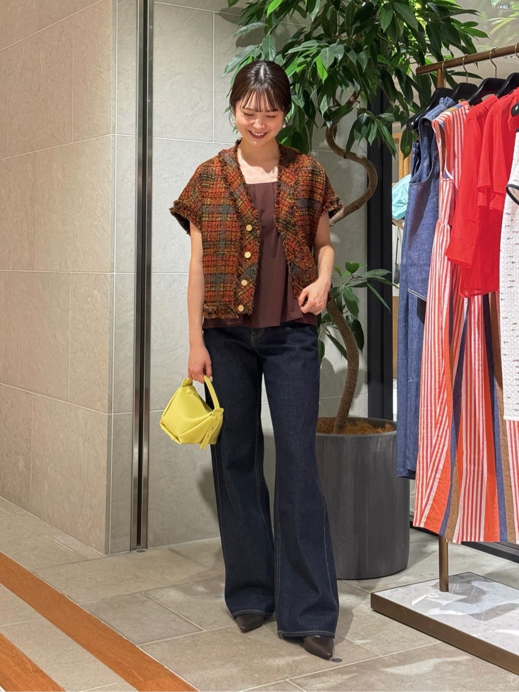 身長162㎝　〈MACPHEE〉ジャカード フレンチスリーブジャケット

インポート素材らしい深みのある配色と、独特な凹凸感のある豊かな表情が魅力のアイテム。
フレンチスリーブなので腕周りをすっきりと見せてくれます。ベスト感覚でさまざまなトップスとのレイヤードを楽しめるので、中に合わせるアイテムで季節感を変えていただけます。