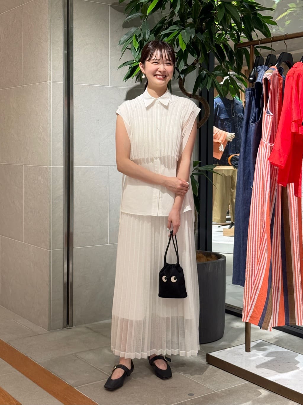 身長162㎝　〈DES PRÉS〉シアーニット ショートベスト・プリーツスカート

リネンとポリエステルを絶妙なバランスで混紡した、盛夏に最適なシアーニットシリーズ。リネン特有のナチュラルな素材にポリエステルの持つ適度なハリ感を加えた絶妙な肌触りのアイテムです。
ショートベストはインナーにブラウスやTシャツなど、合わせるアイテム次第で色々な表情を魅せてくれます。
