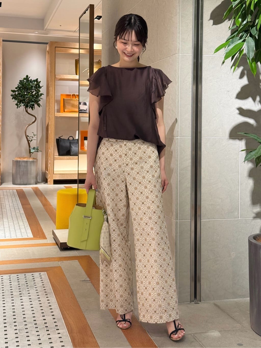 身長162㎝　〈Ballsey〉セルロースポリエステルオーガンジー フレアスリーブブラウス

柔らかく上品な光沢感のある、軽やかなオーガンジー素材を使用したブラウス。
フリルとギャザーで、大人の甘さを楽しんでいただけます。フロント部分と背中は表地を二重に仕立てているため、透け感もそこまで気にすることなく着用いただけます。
