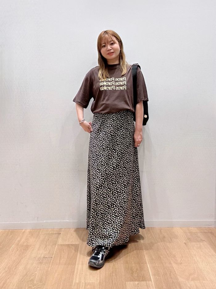 ・スカート
ラインがとにかくキレイで脚長効果があります。
サラサラとした素材で着やすく、ウエストゴムでストレスフリー。
裾ギリギリで履いてもお洒落に決まり、低身長さんにもおすすめです。
