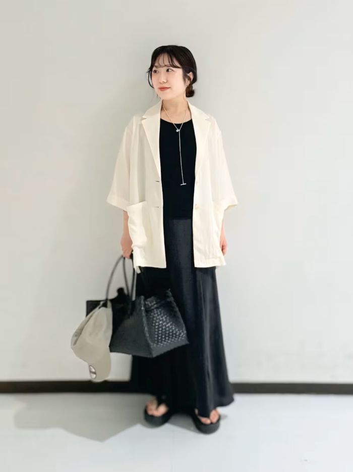 ・ジャケット
着心地最高のジャケットです。
接触冷感でサラッと快適に羽織れるのでこれからの時期にぴったりです。
"暑いけど二の腕は出したくない"とか"Tシャツスタイルだと部屋着みたくなる"と悩み多き私に救世主なアイテムでした。