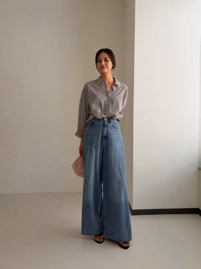 爽やかな透け感が目を惹く、これからの季節にぴったりなチェックルーズシャツ。
優しくシックな色合いのオリジナルチェック柄が、カジュアルすぎず洗練された大人っぽいニュアンスをプラスし、スタイリングの鮮度をぐっと高めてくれます。
