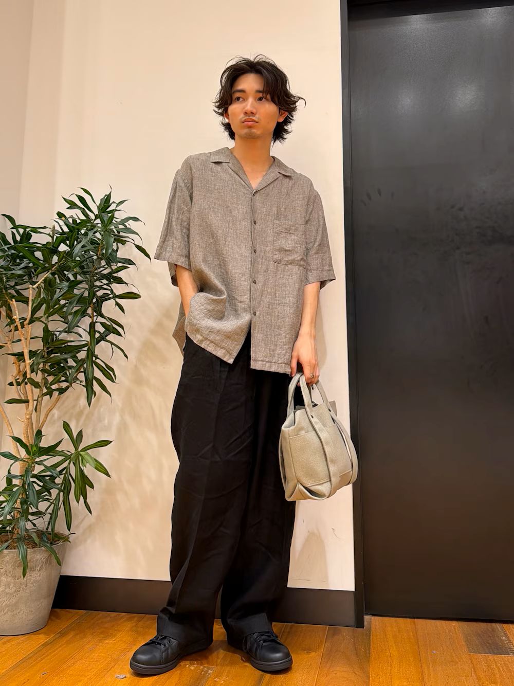 リネン×リネンでスタイリングを組みました。上下ともにMサイズを着用しています！

シャツはハリのあるパリッとした質感、パンツは柔らかく肌なじみの良い質感で、同じ素材でも異なった生地感を楽しめます。

コーデがシンプルになりがちな夏こそ、素材感にこだわった着こなしがおすすめです。